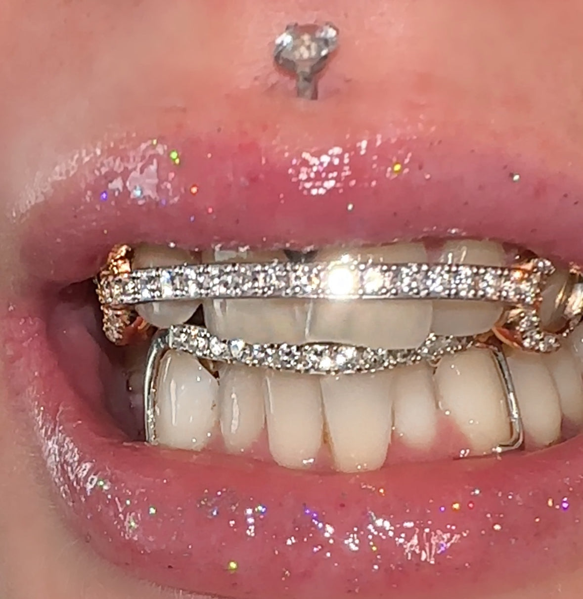 Gold Diamond Bar/Window Grillz (Top only)