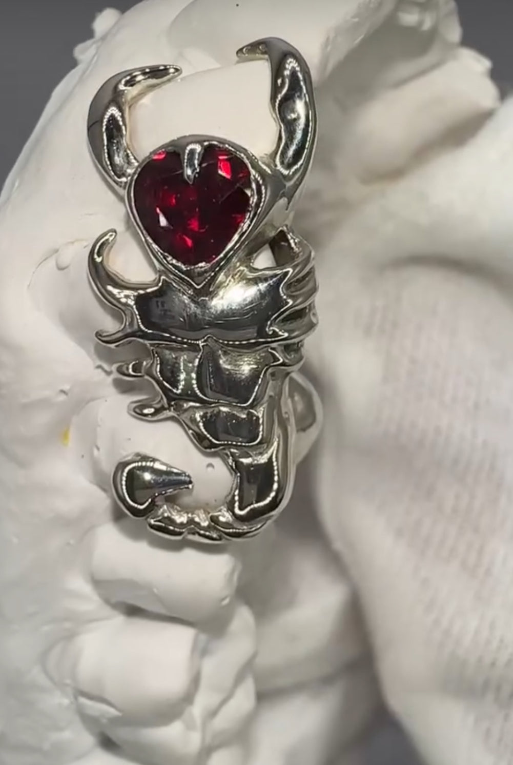 Stinging Heart Scorpion Gold Grillz